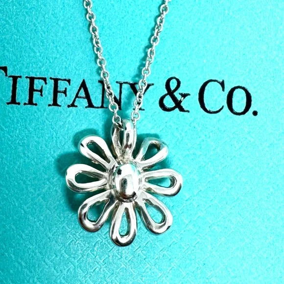 Authentic Tiffany& Co Paloma Picasso Daisy Flower Pendant Necklace.